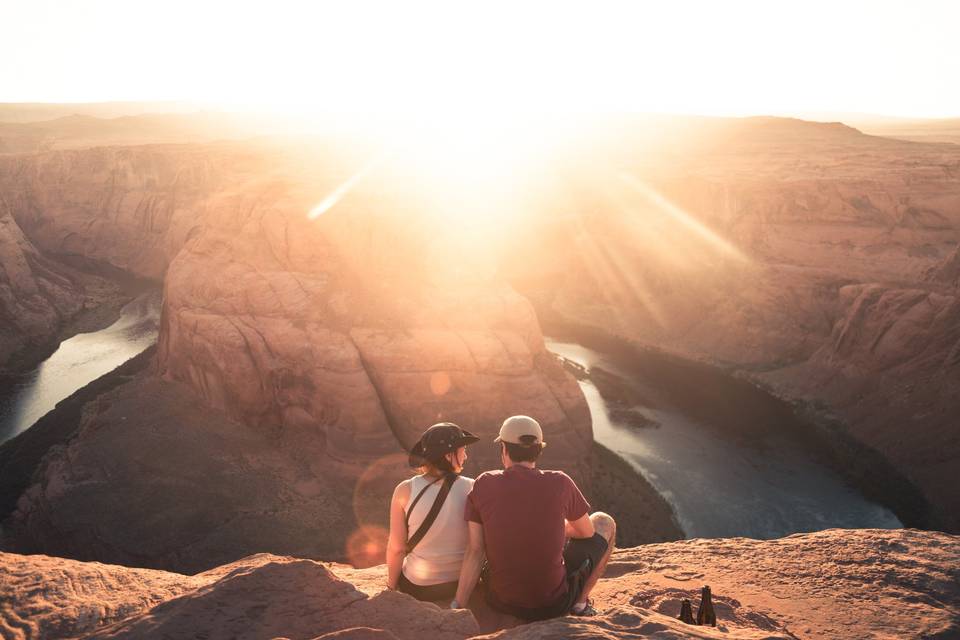 Viaje de luna de miel por Estados Unidos con el Gran Cañón de Arizona delante de una pareja