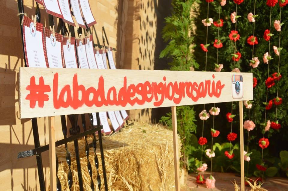 decoración con cartel de madera con hashtag para el día de la boda