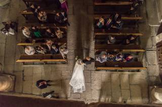 Protocolo entrada iglesia boda: vista aérea de la entrada de la iglesia, en el momento en el que la novia camina con su padrino hacia el altar