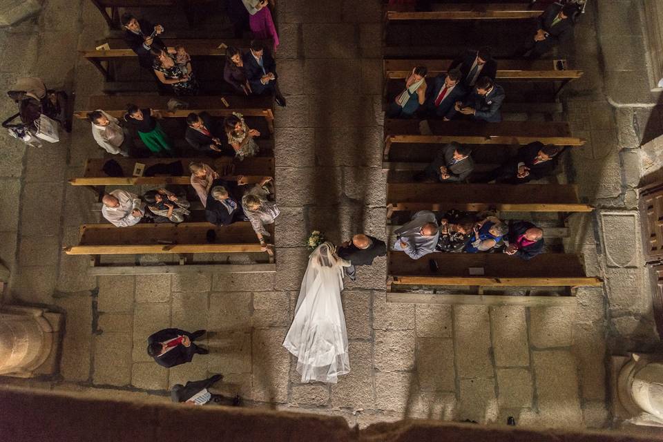 Protocolo entrada iglesia boda: vista aérea de la entrada de la iglesia, en el momento en el que la novia camina con su padrino hacia el altar