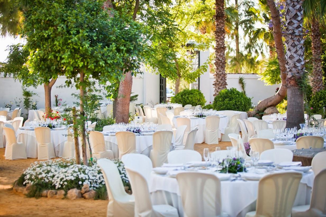 Jardín de la Hacienda San Luis de Mejinas en Espartinas, Sevilla, preparada para un banquete de boda al aire libre