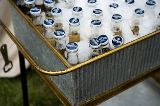 Cerveza para bodas: caja metálica llena de Coronas con hielo