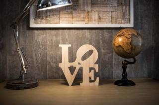 Letras de madera formando la palabra Love el día de la boda