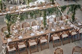 Decoración mesa boda con centros de flores y mucho verde