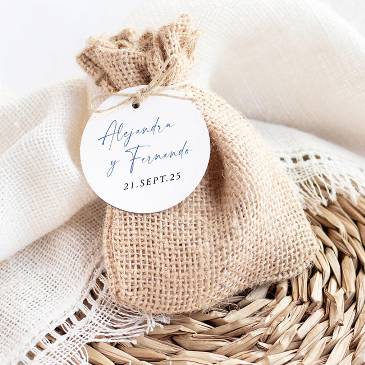 Papelería de boda: saquito de fibras naturales con etiqueta personalizada con los nombres de la pareja que se casa y la fecha del enlace
