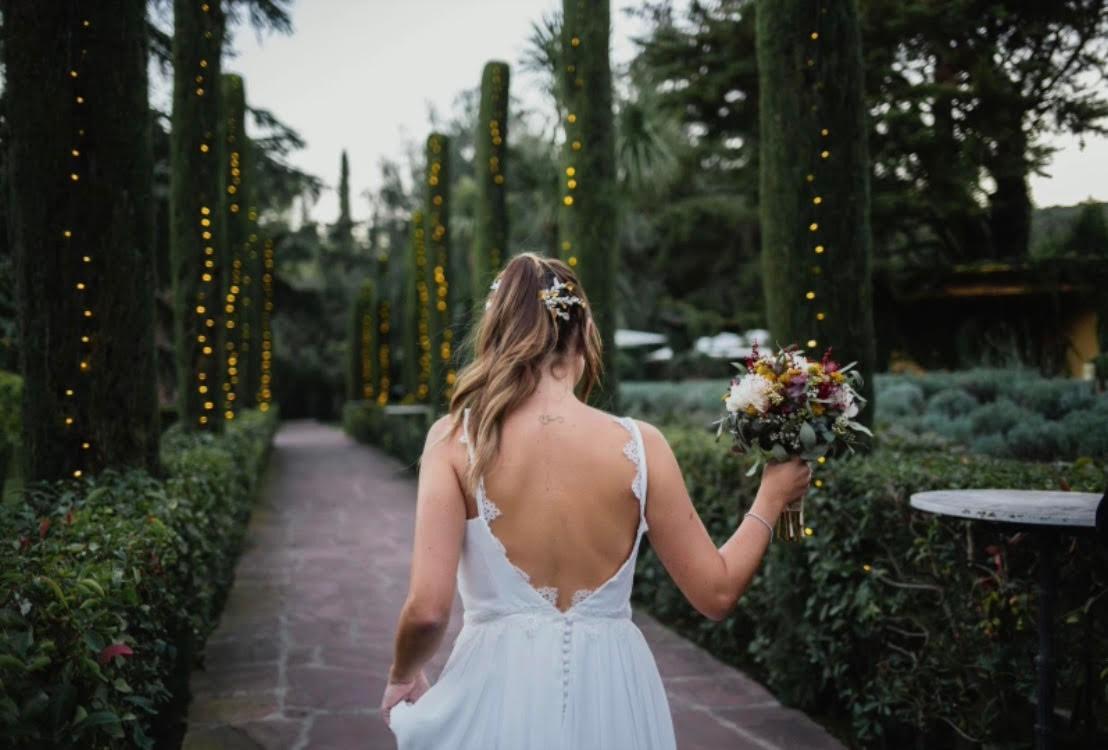 Coletas para bodas: novia con coleta desenfadada