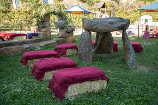 bodas medievales: balas de paja y dólmenes de piedra