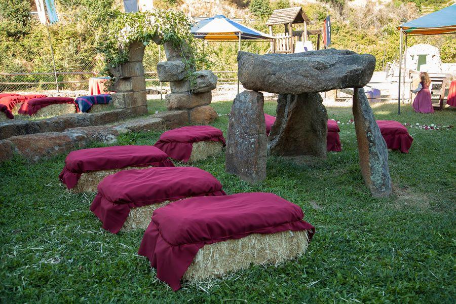 bodas medievales: balas de paja y dólmenes de piedra
