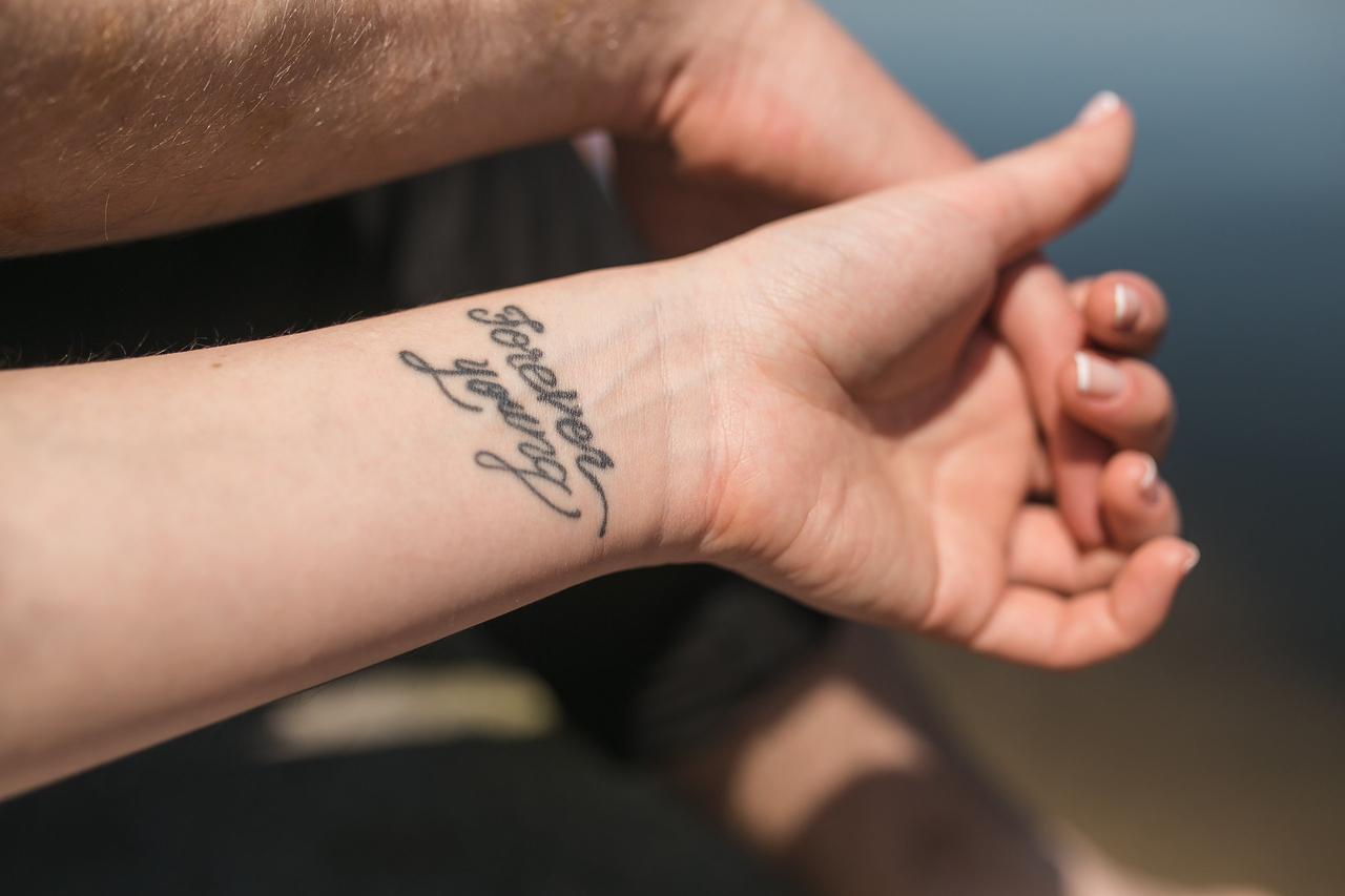 animadores de bodas; tatuaje en una muñeca de cerca