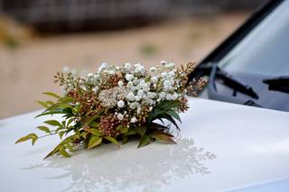 Capó de un coche decorado con una preciosa composición floral