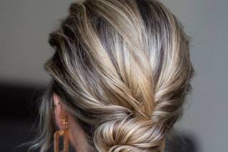 Recogidos invitada boda: moño bajo texturizado en cabello rubio