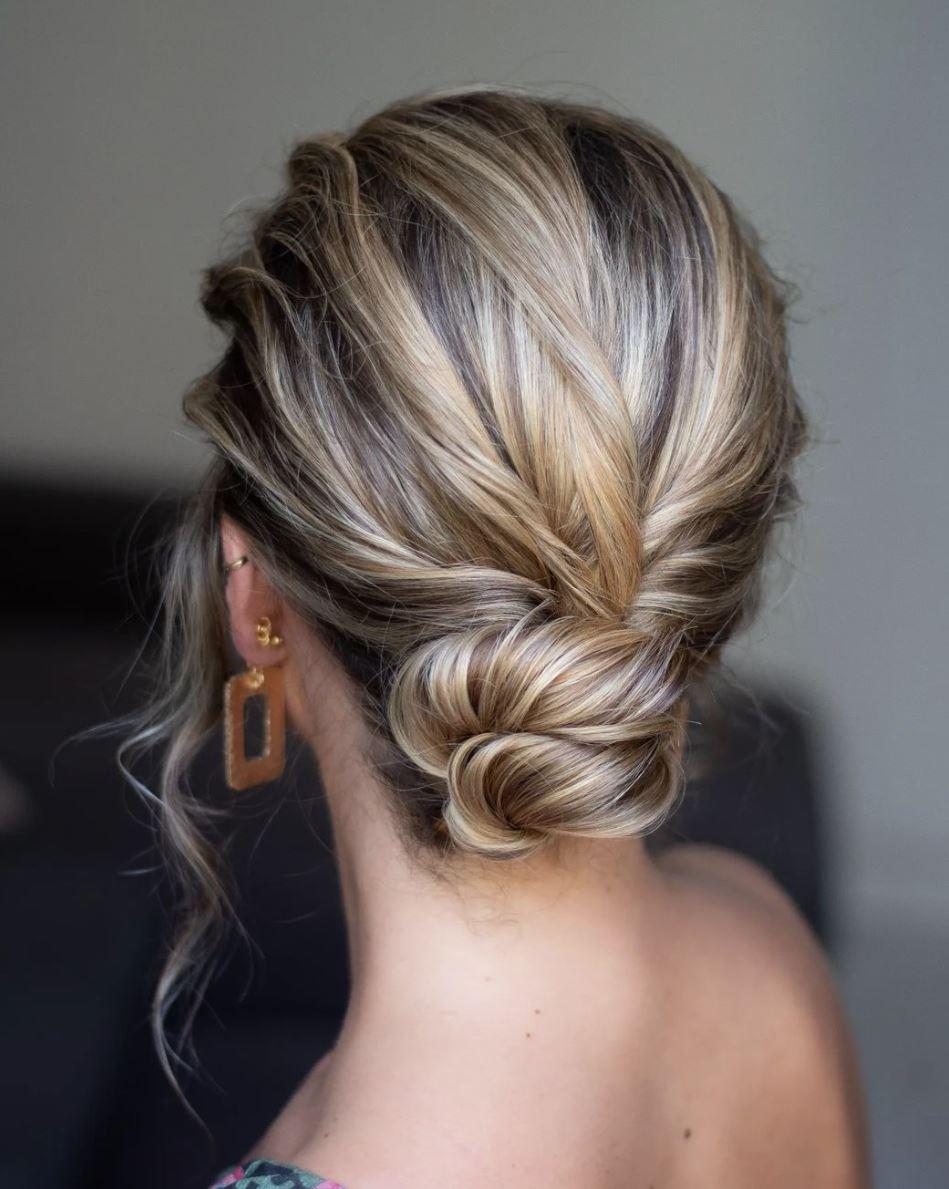 Recogidos invitada boda: moño bajo texturizado en cabello rubio