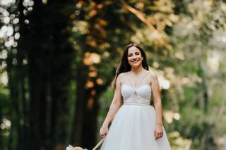 Perros boda: retrato de una novia con su perro vestido con un tutú de gasa