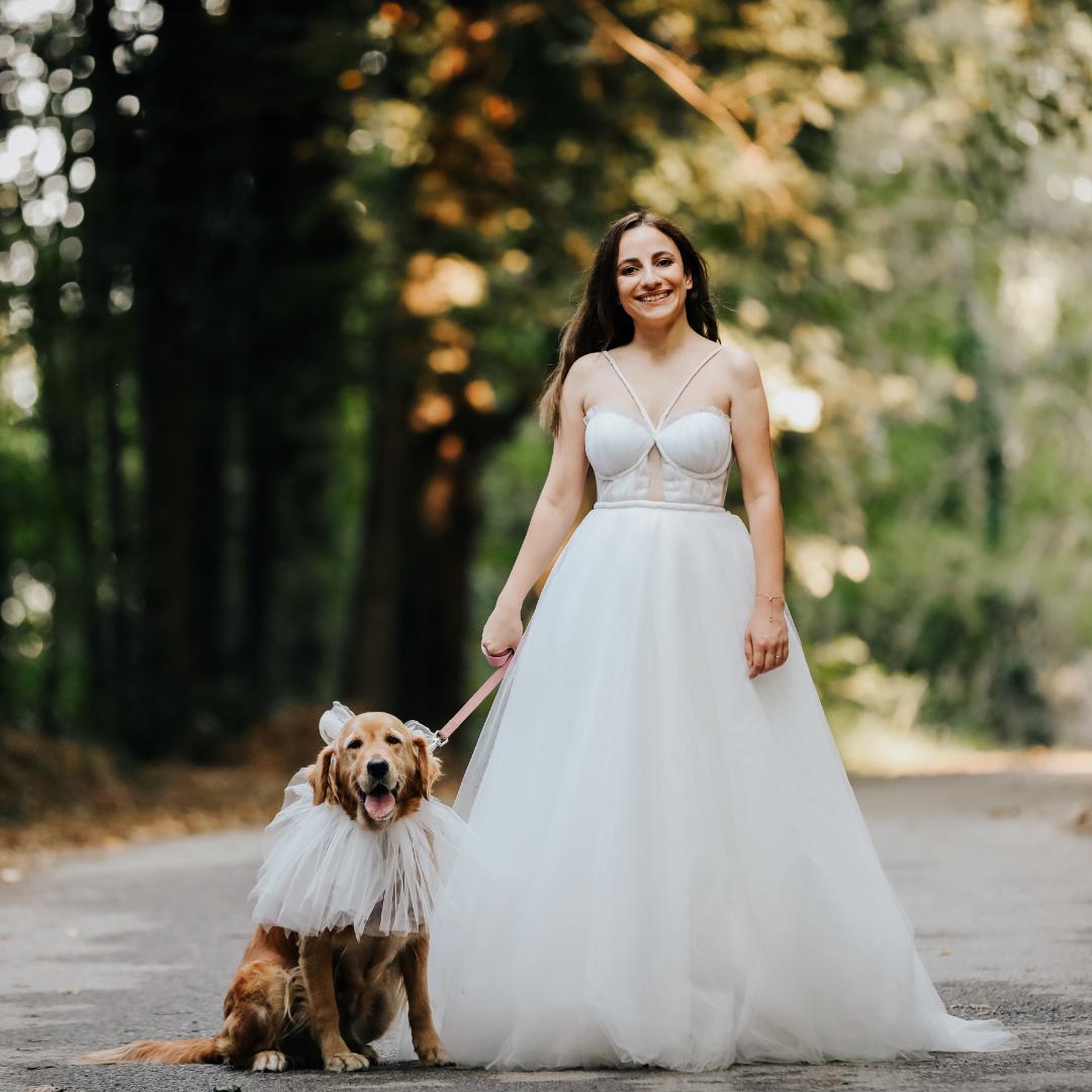 Perros boda: retrato de una novia con su perro vestido con un tutú de gasa