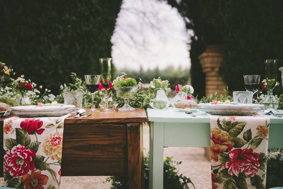 Boda vintage: dos mesas antiguas preparadas para el banquete de boda