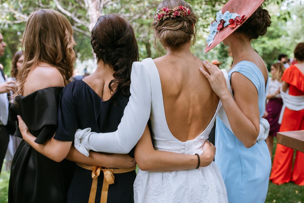 Abrazos tiernos de amigas en la boda