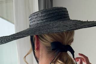 Recogidos invitada boda: coleta con ondas marcadas, lazo y pamela negra