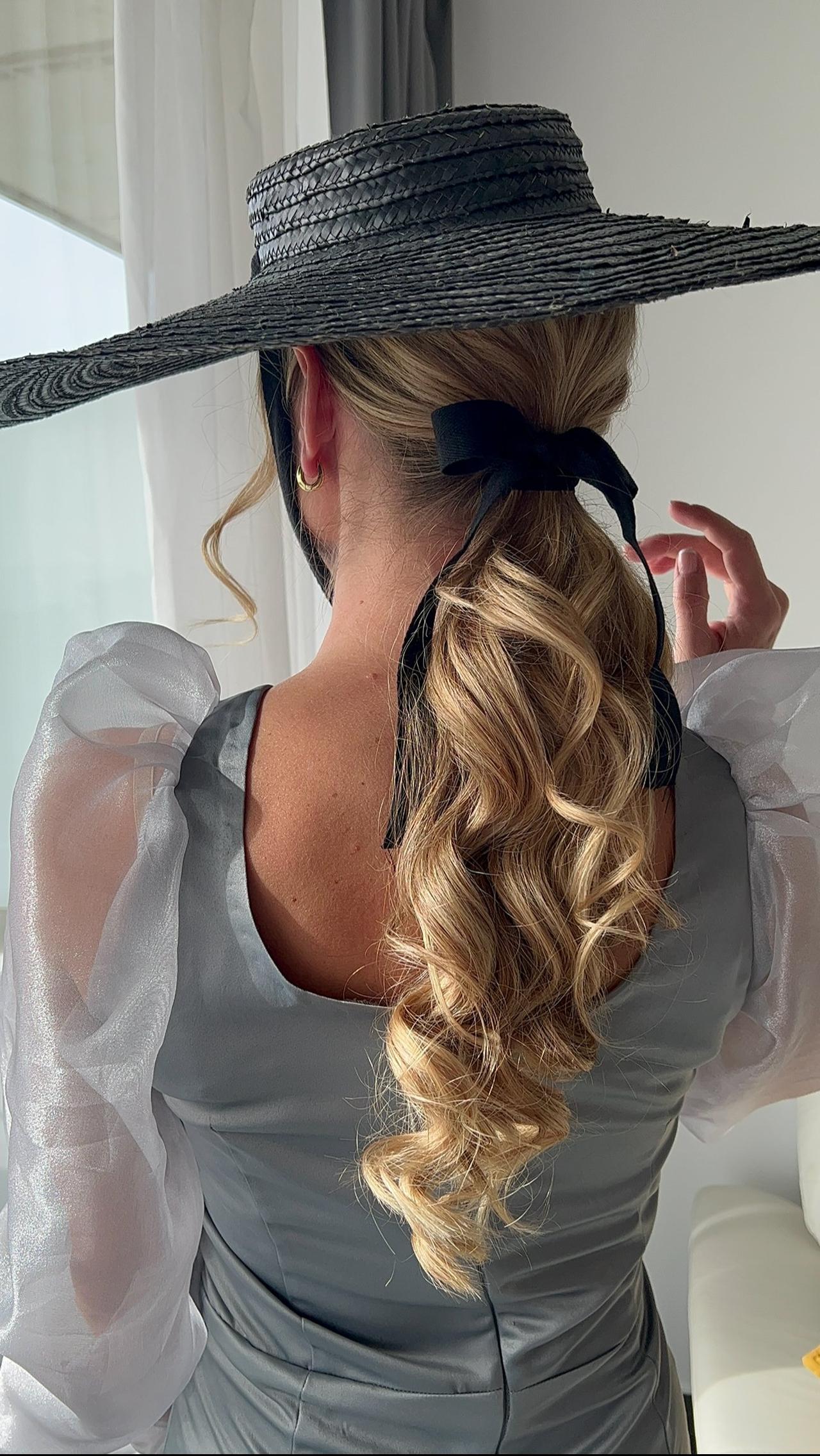 Recogidos invitada boda: coleta con ondas marcadas, lazo y pamela negra