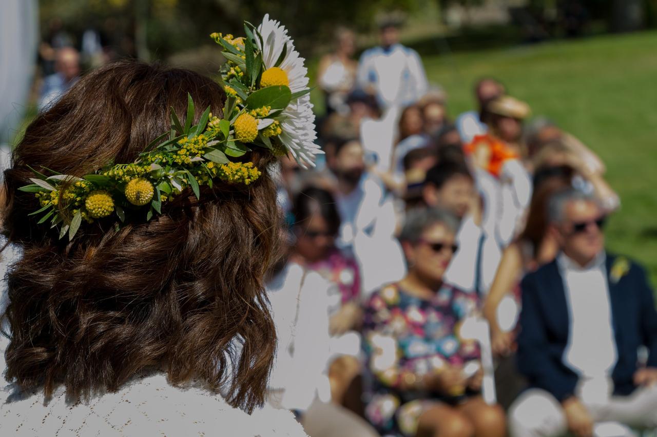 Primer plano de la corona de flores para la cabeza en una chica con el pelo moreno