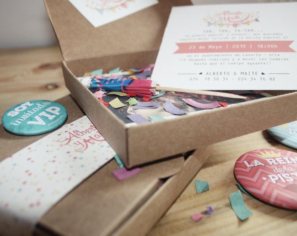 Invitaciones de boda originales en una caja con confeti