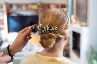 Moños de novia con tocado con motivos naturlaes