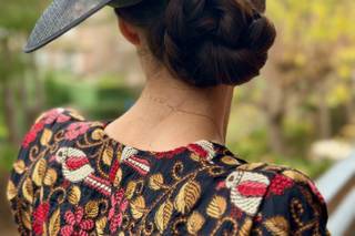 Recogidos invitada boda: moño con tocado negro ladeado y vestido estampado