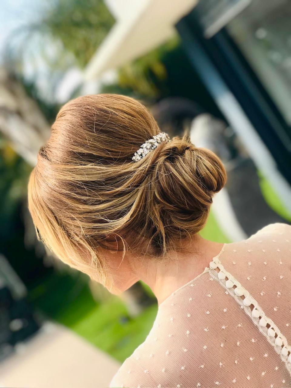 Moños de novia bajos con flequillo