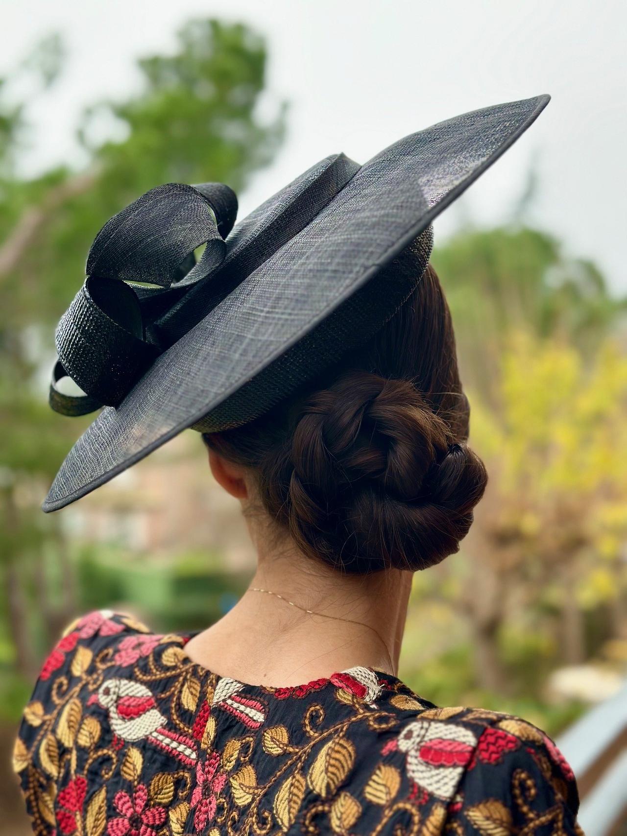 Recogidos invitada boda: moño con tocado negro ladeado y vestido estampado