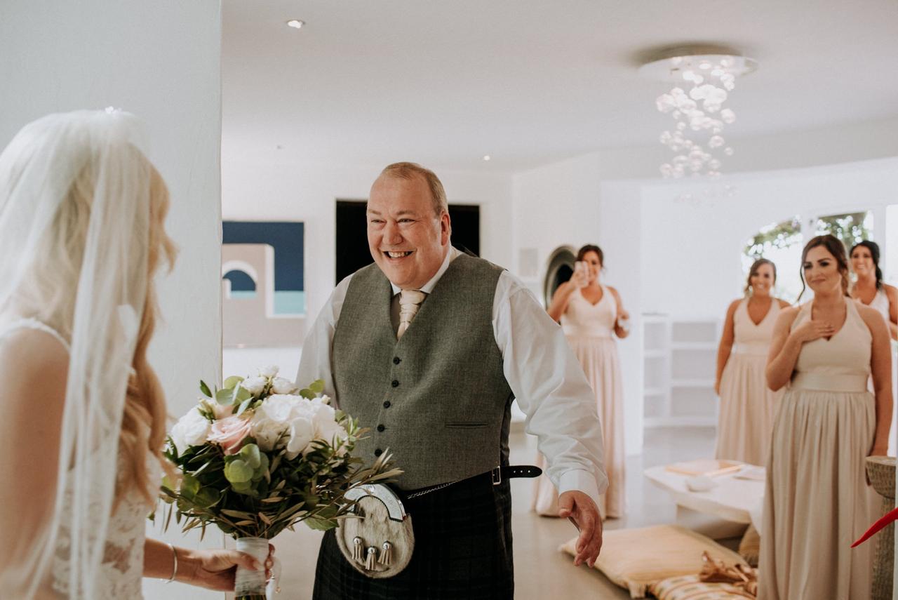 Fotos de padres imprescindibles en la boda: padre al ver a la novia por primera vez