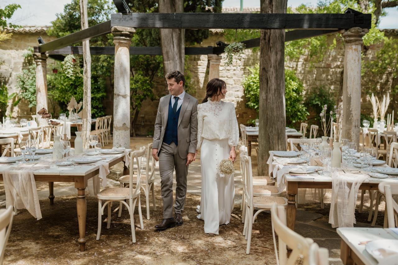 Boda rústica: pareja en un espacio natural preparado para su banquete de boda al aire libre