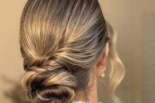 Moños de novia elegantes, con mechones sueltos