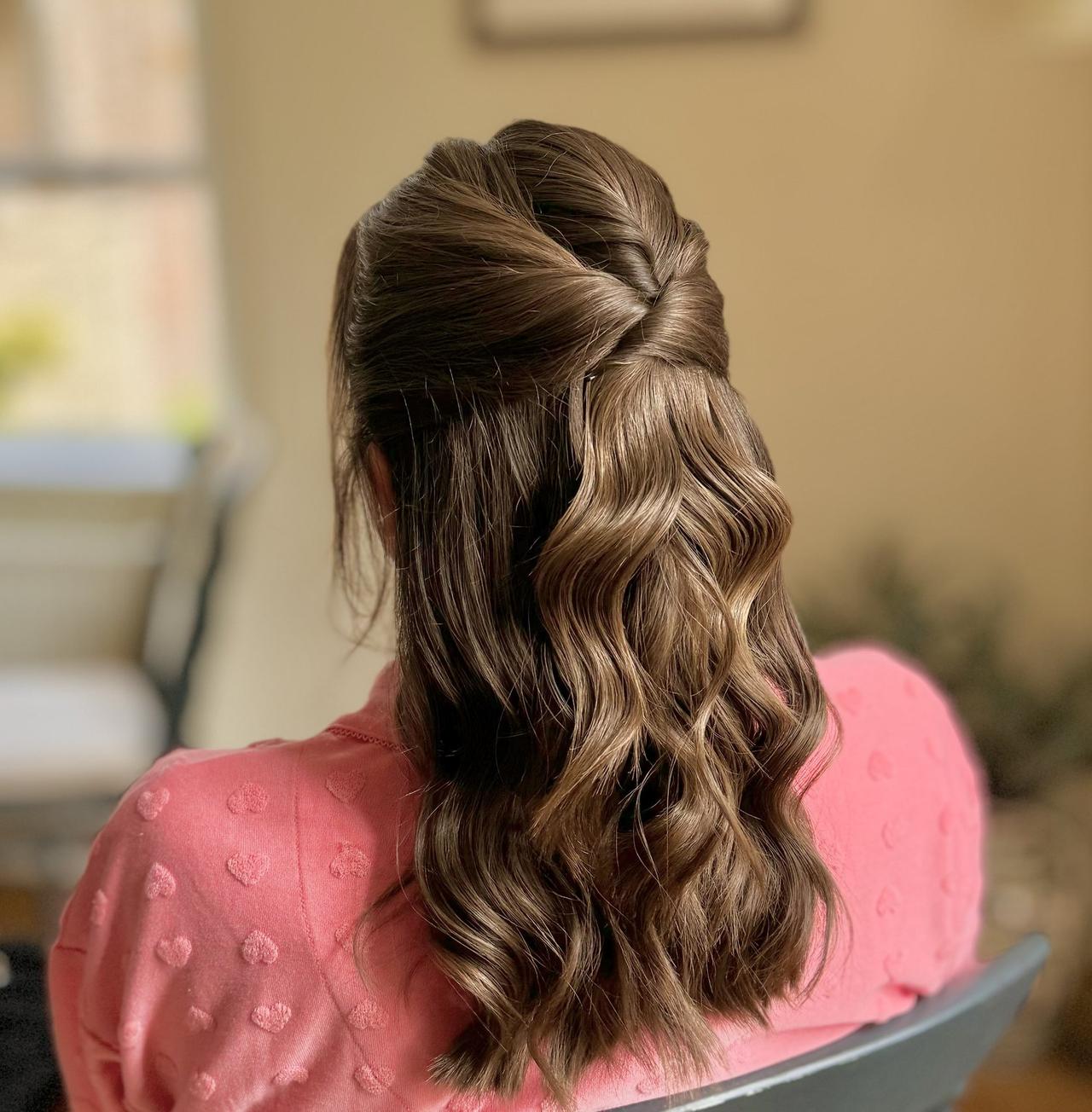 Recogidos invitada boda: semirecogido con ondas y mechones cruzados