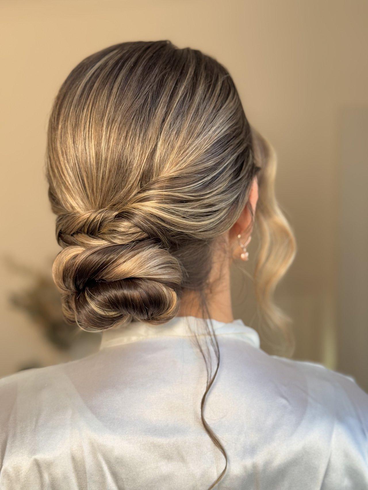 Moños de novia elegantes, con mechones sueltos