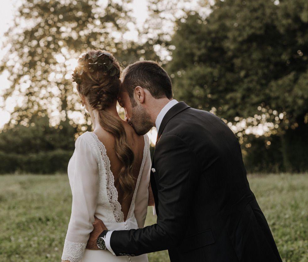 Coletas para bodas: novia con coleta ondulada