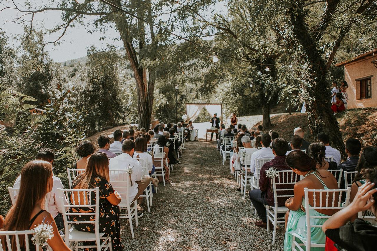 Ceremonia de boda civil al aire libre con invitados en El Clar del Bosc, en Girona