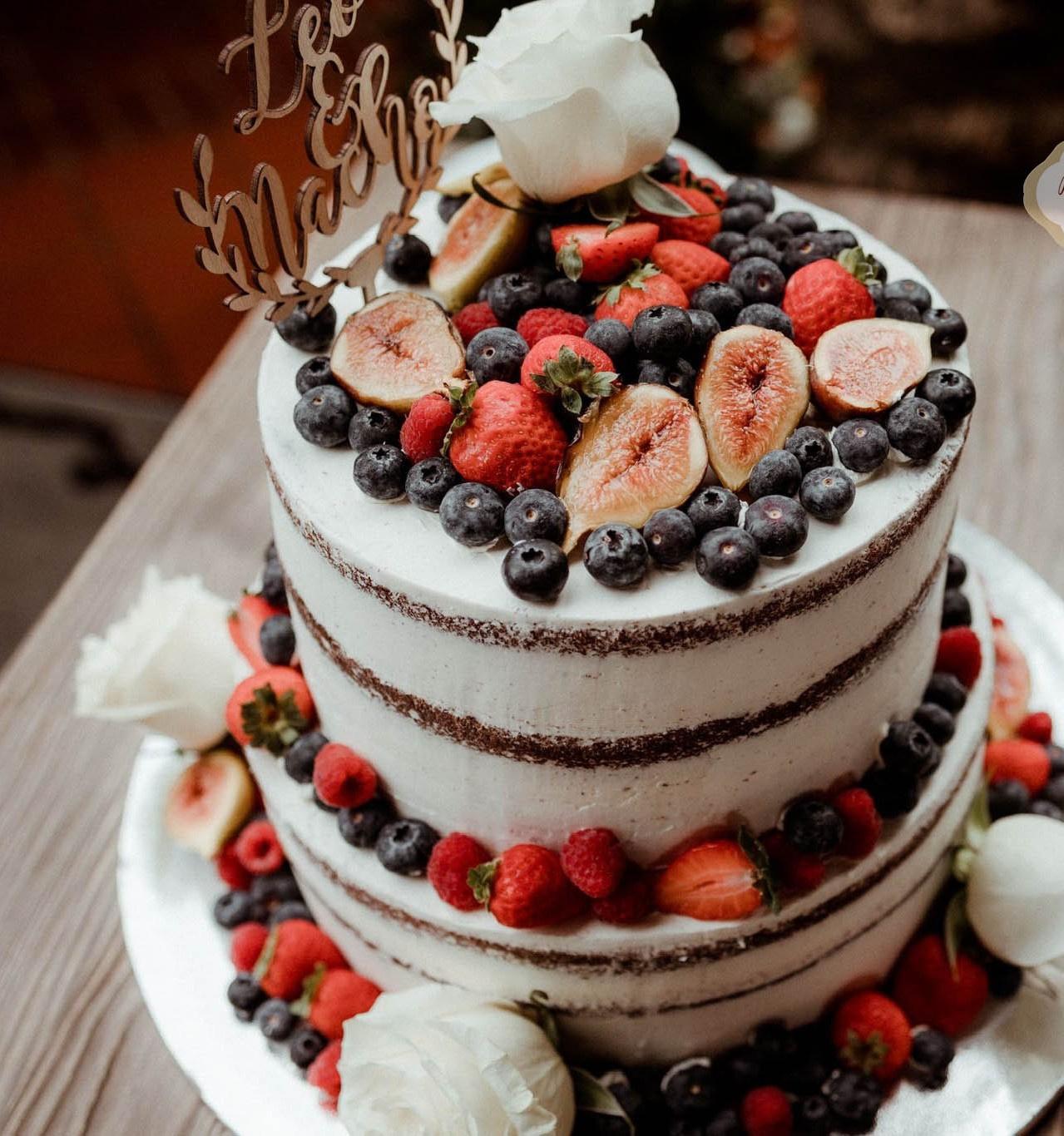 Tarta de boda con fresas, higos y arándanos