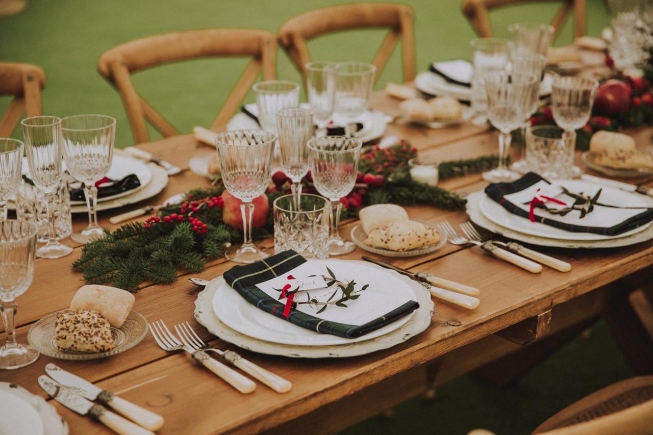 Bodas en Navidad decoración: larga mesa rectangular vestida de Navidad para el banquete de boda
