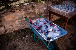Carretilla cervezas boda llena de cervezas y hielo