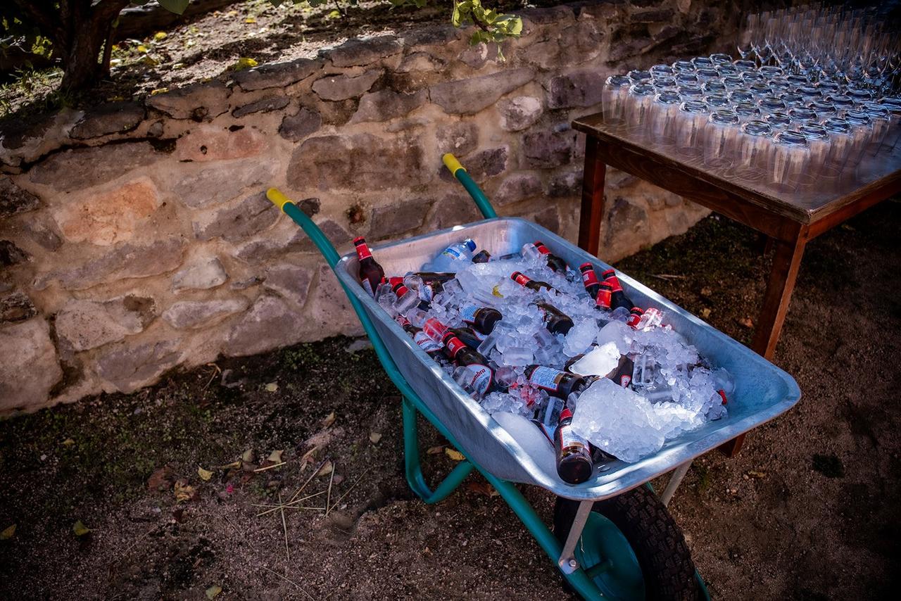 Carretilla cervezas boda llena de cervezas y hielo