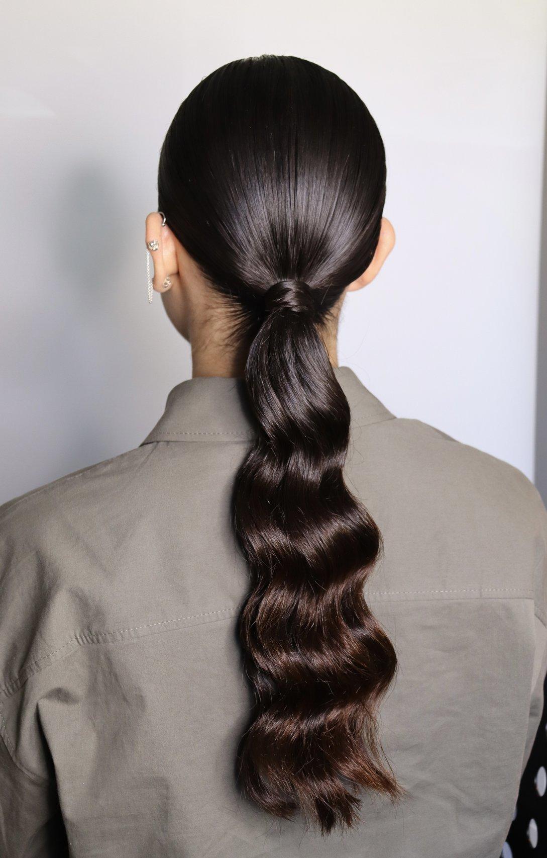 Recogidos fáciles de boda: coleta con ondas glam