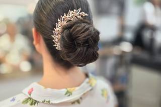 Recogidos invitada boda: moño con adorno joya a un lado en pelo moreno