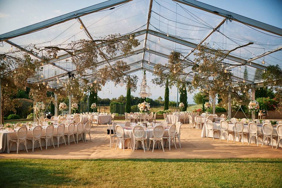 Carpas de boda transparentes preparada para un banquete nupcial