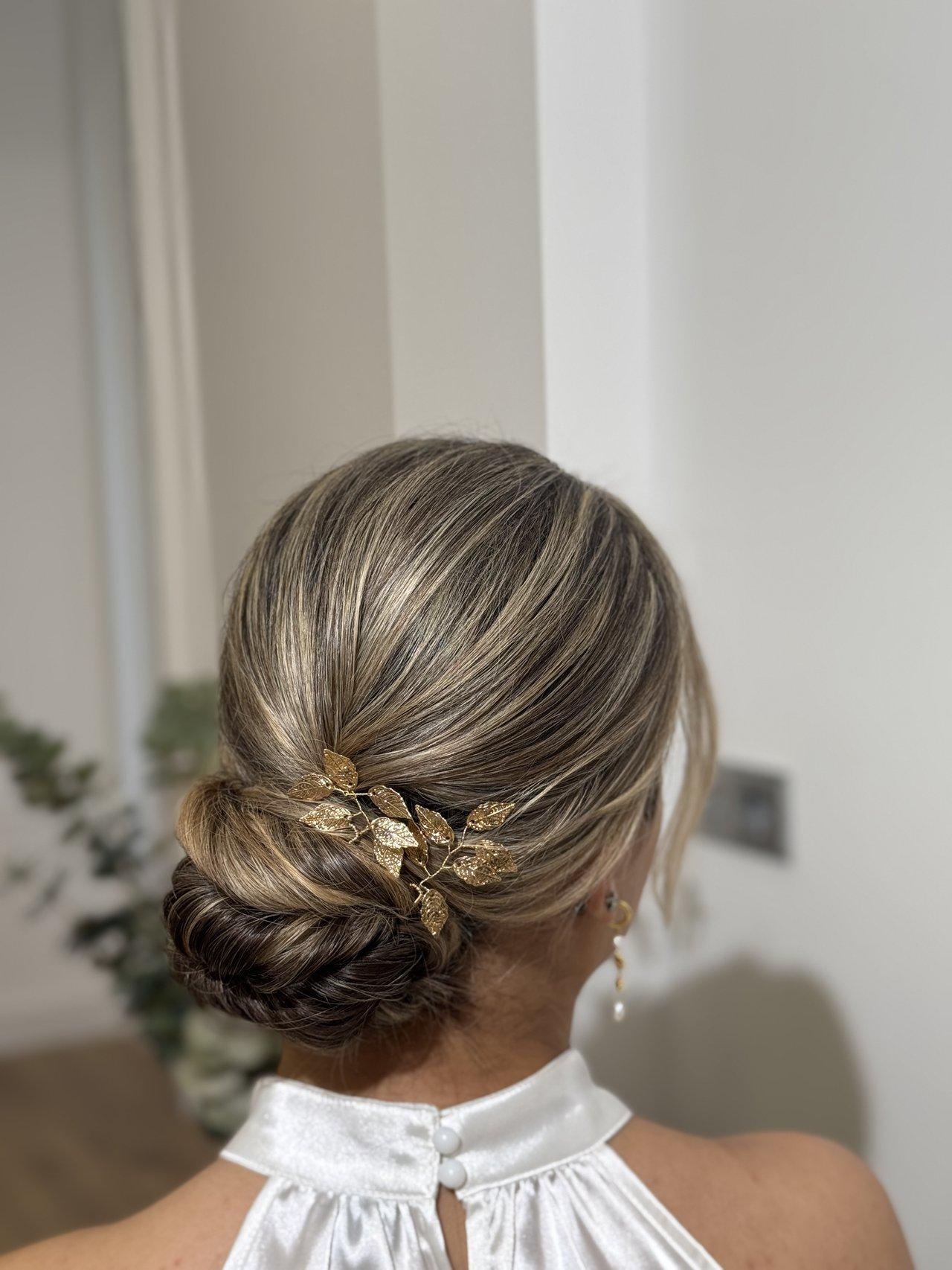 Moños de novia con tocado metálico