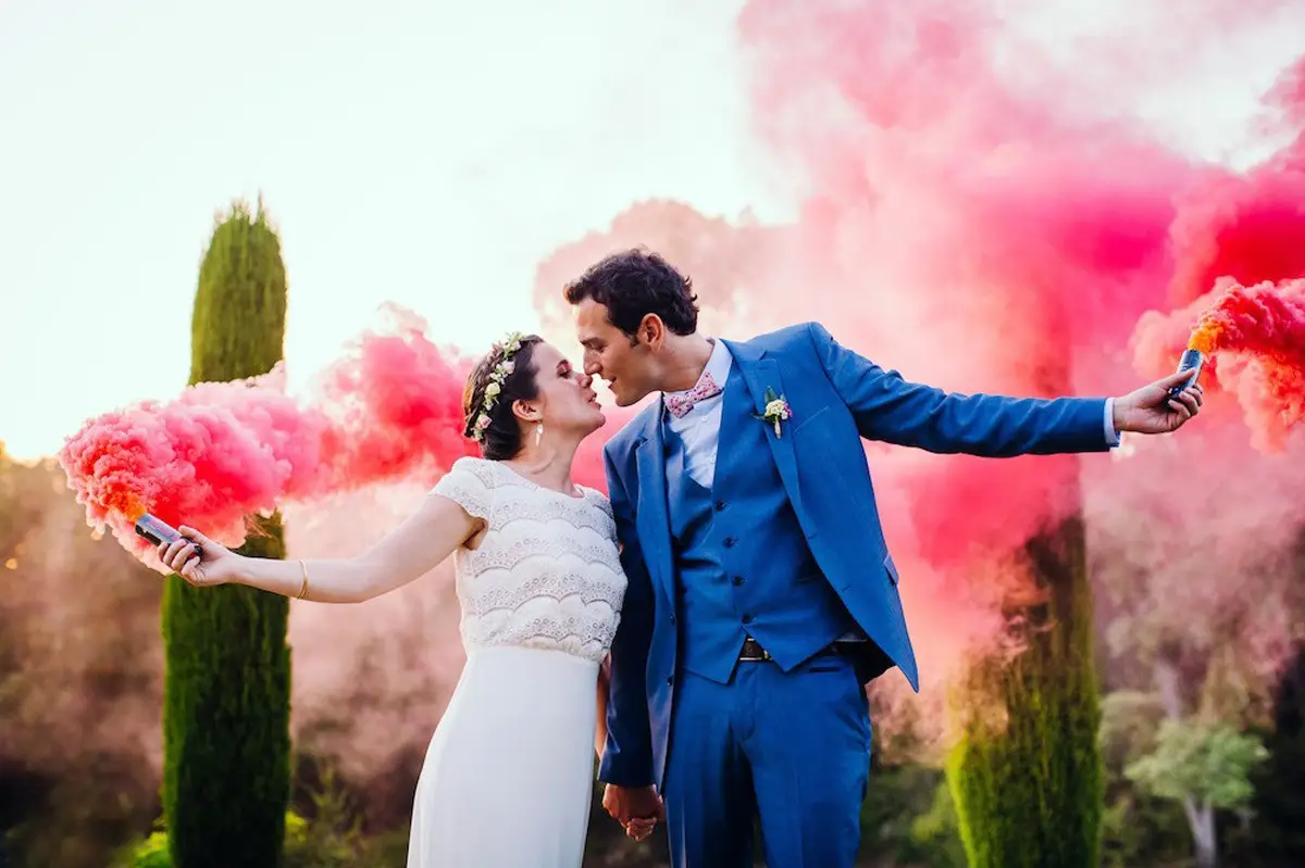 Humo de colores para bodas, una opción candente