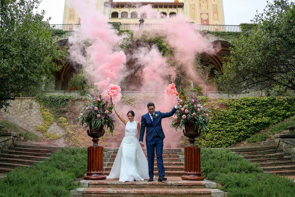 Bengalas en la boda de los recién casados en manos de alegres