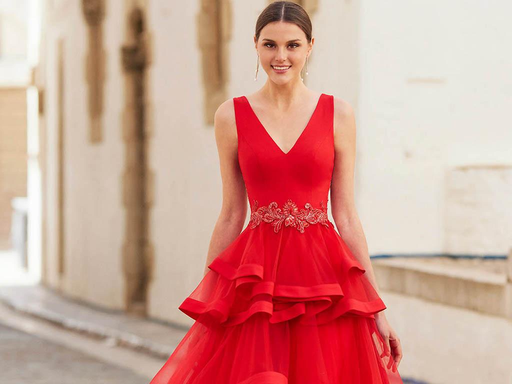 Protocolo invitada boda: vestido de fiesta rojo con volantes y escote en V
