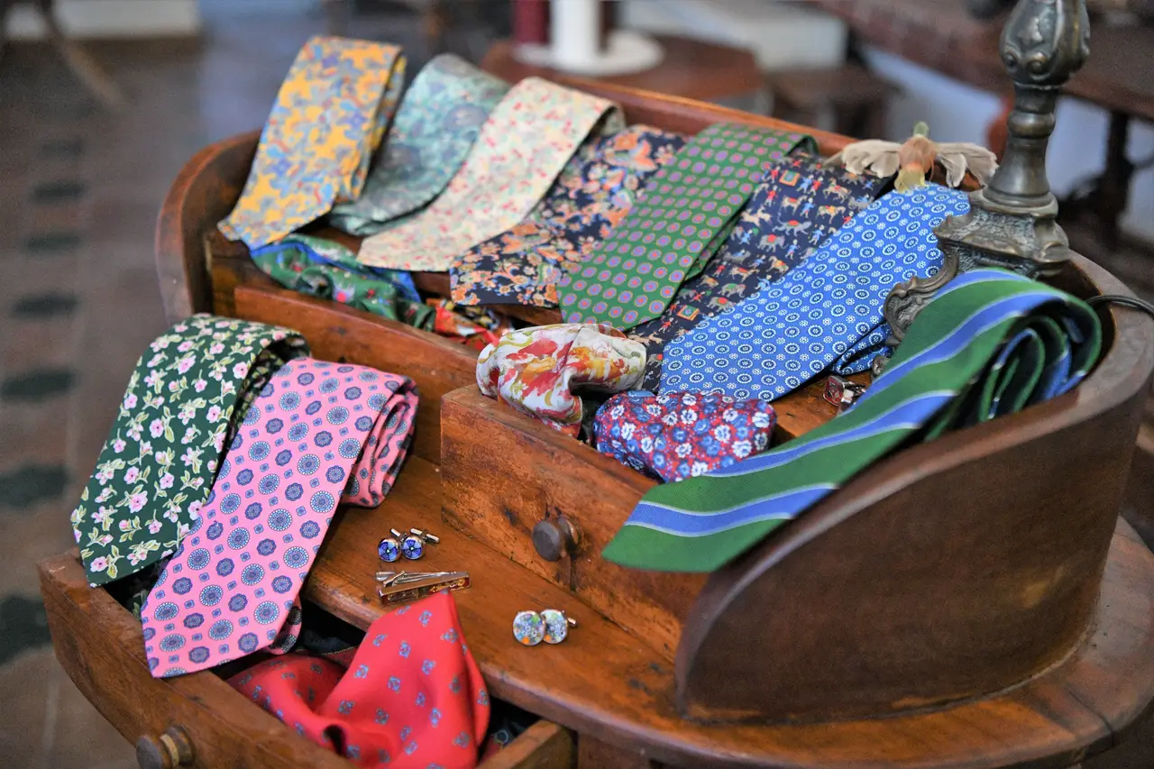 Las 15 mejores corbatas con dibujos para tus trajes de invitado
