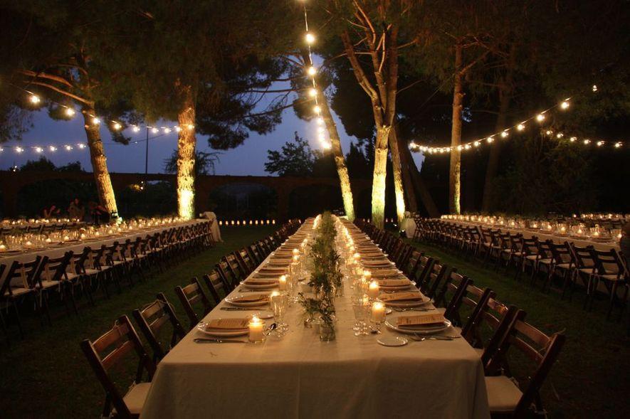 Montaje de boda romántico a la luz de las velas en un entorno campestre en Els Carasols, en Valencia