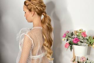 Coletas para bodas: novia con el pelo recogido en una larga coleta