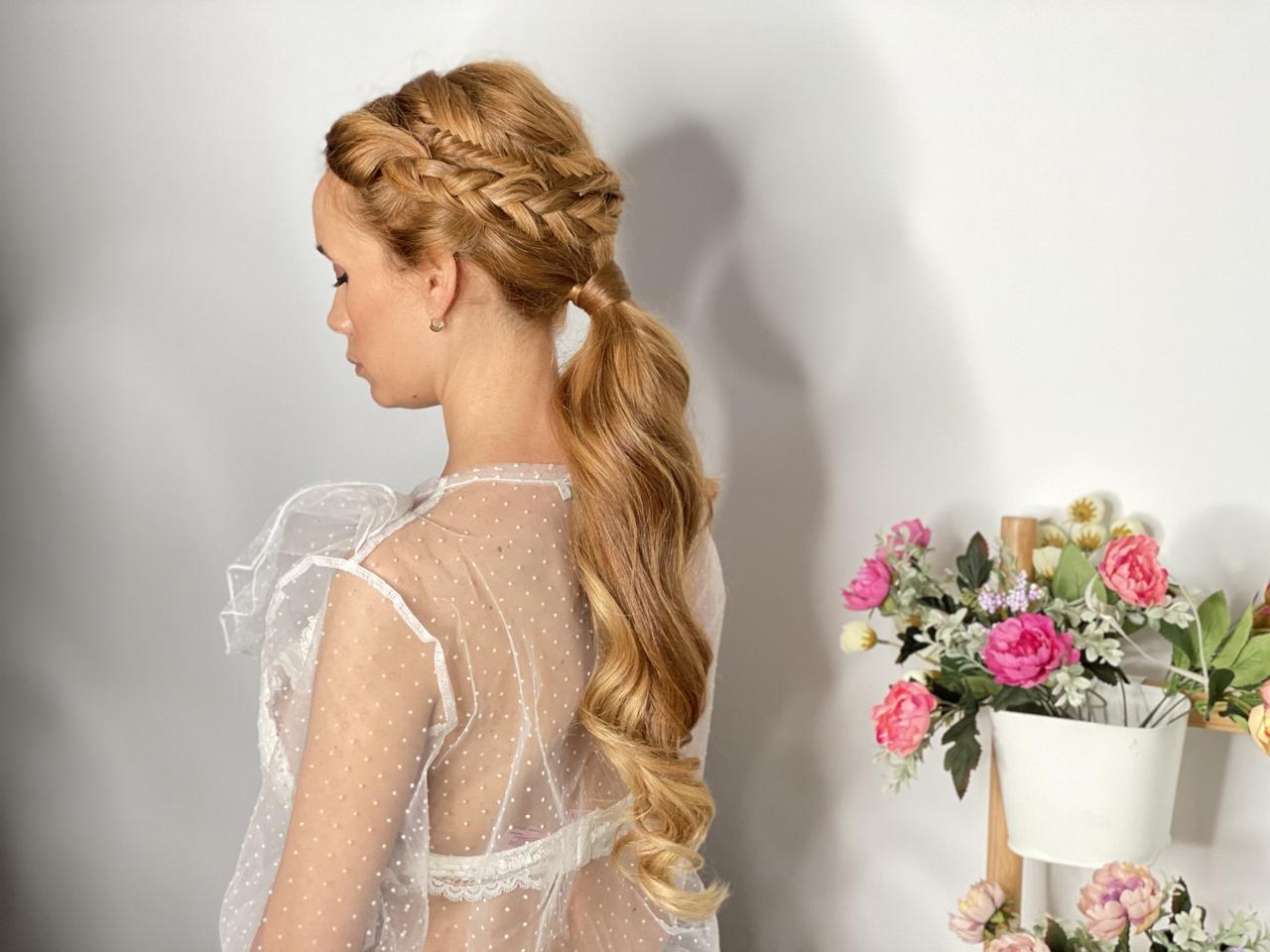 Coletas para bodas: novia con el pelo recogido en una larga coleta